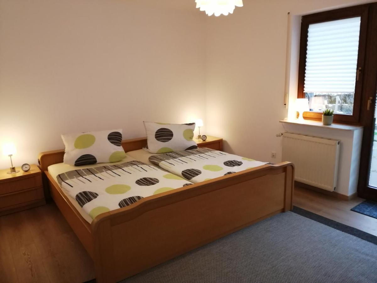 Ebenerdige Ferienwohnung mit großer Terrasse in der Nähe des Waldes, zum wohlfühlen Schöneck Exterior foto