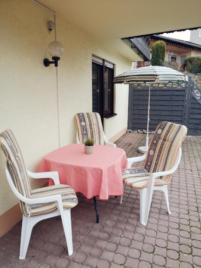 Ebenerdige Ferienwohnung mit großer Terrasse in der Nähe des Waldes, zum wohlfühlen Schöneck Exterior foto