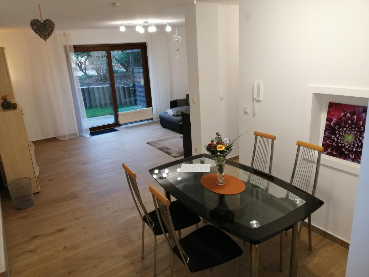 Ebenerdige Ferienwohnung mit großer Terrasse in der Nähe des Waldes, zum wohlfühlen Schöneck Exterior foto