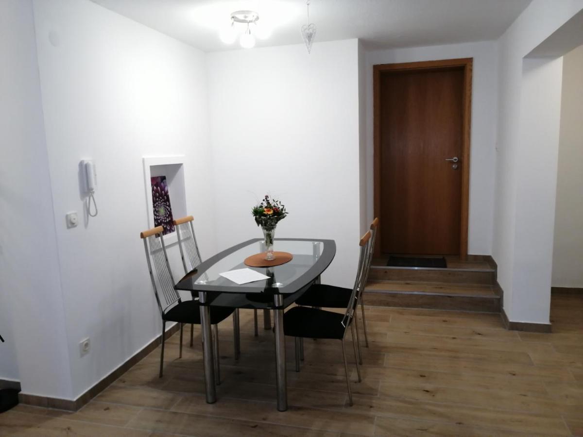 Ebenerdige Ferienwohnung mit großer Terrasse in der Nähe des Waldes, zum wohlfühlen Schöneck Exterior foto